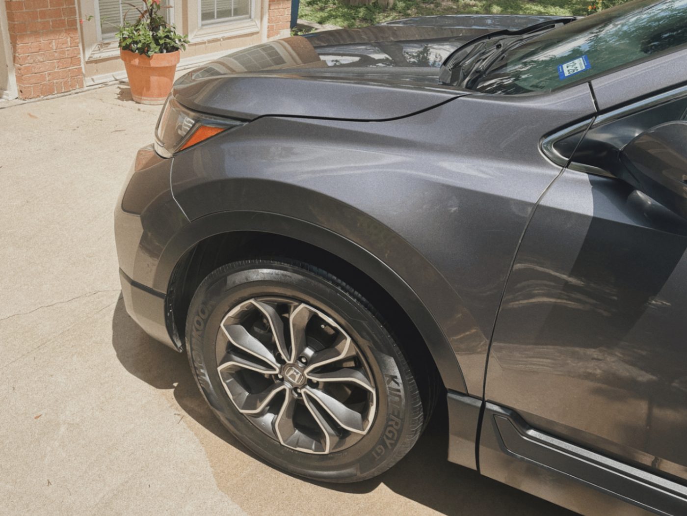 Honda CR-V exterior clean and glossy after detailing